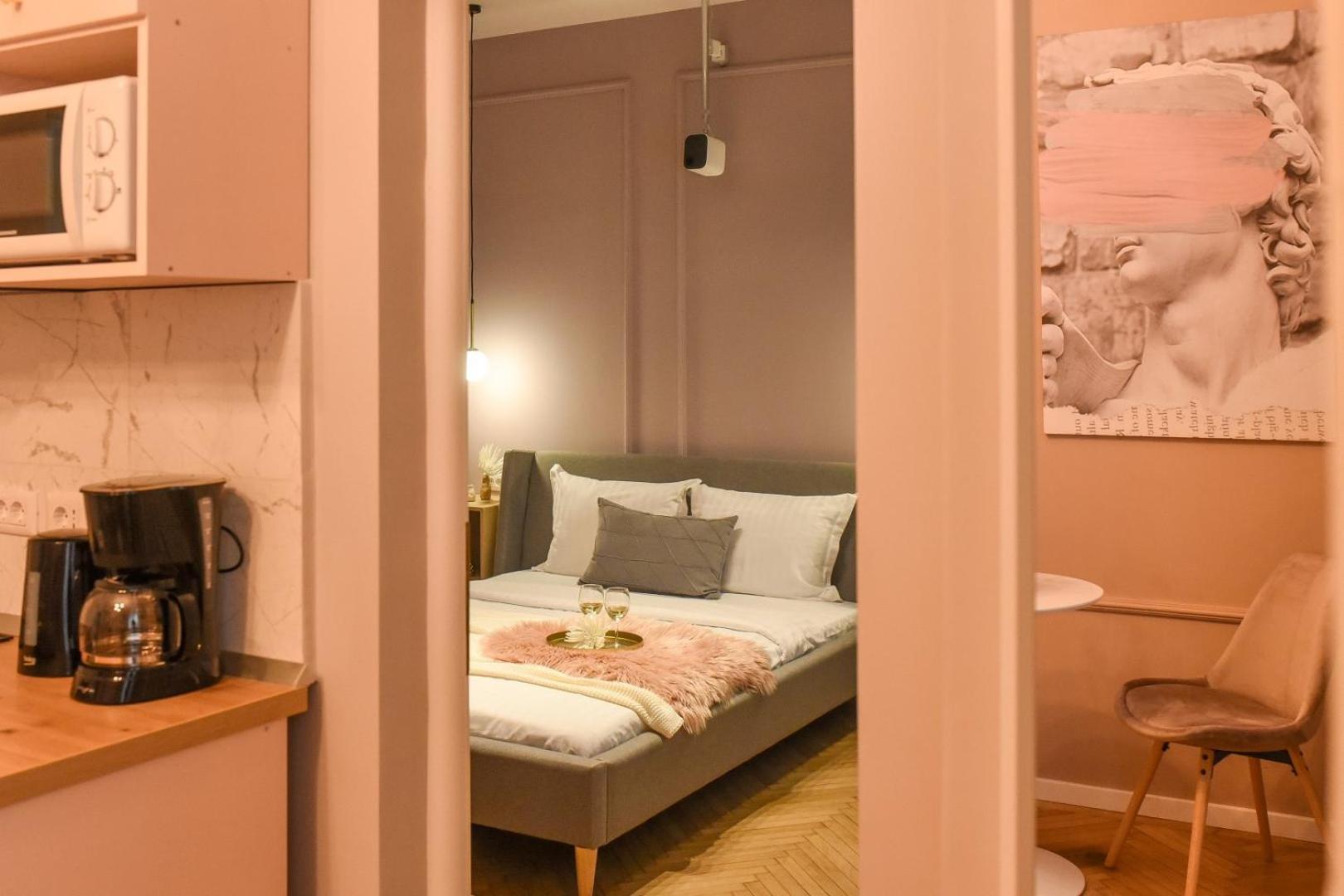 Modern Stay - Central Studios With Wall Projector Near Radisson Bucureşti Rom bilde